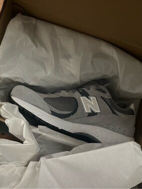 New balance 2002r sneakers in gray. Size 8.5. NWT